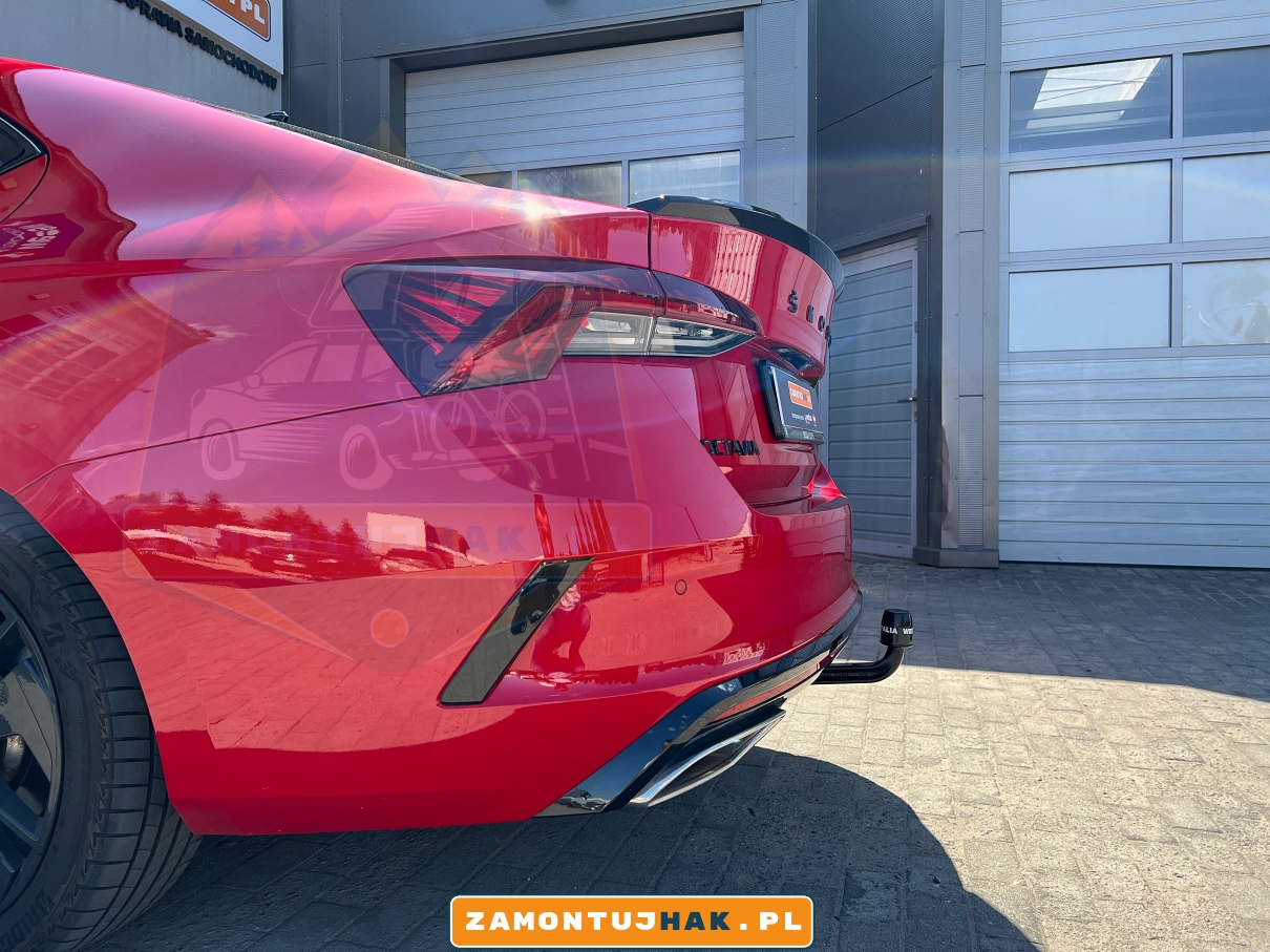 322094600001 na zdjeciu zamontowany hak holowniczy model a40v w samochodzie skoda octavia iv zbliżenie od lewej strony z boku na hak holowniczy na zdjęciu widać jak dobrze hak holowniczy jest dopasowany do samochodu